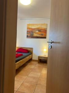 a small bedroom with a bed and a table at Nest & Rest Homes in Weiterstadt