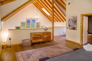 Ένα ή περισσότερα κρεβάτια σε δωμάτιο στο Naples Rustic Retreat