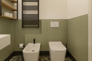 Ένα μπάνιο στο Luxury Retreat in Iseo - Jacuzzi, Balcony & Wi-Fi in the Heart of Town