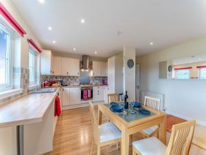 Η κουζίνα ή μικρή κουζίνα στο Osprey Cottage- 27939