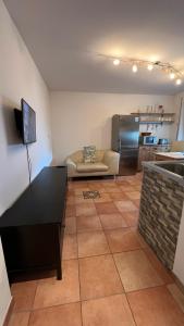 a living room with a black table and a kitchen at Nest & Rest Homes in Weiterstadt +5 photos