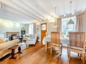 ein Wohnzimmer mit Sofa und Tisch in der Unterkunft Trewellwell Cottage in Middle Mill