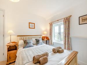 ein Schlafzimmer mit zwei Betten mit Handtüchern darauf in der Unterkunft Trewellwell Cottage in Middle Mill