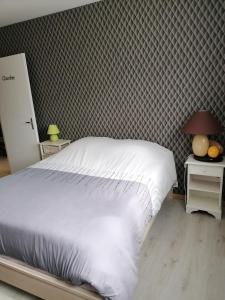 Postel nebo postele na pokoji v ubytování tout un étage rien que pour vous dans notre maison
