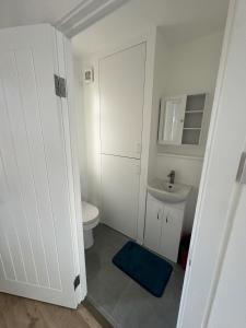 Koupelna v ubytování Near Beach - Sleeps 3 - Central - Sea View