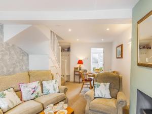 un soggiorno con un divano e due poltrone di Quince Cottage a Flookburgh