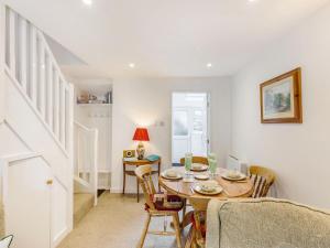una sala da pranzo con tavolo e sedie di Quince Cottage a Flookburgh