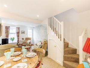 un soggiorno con tavolo e sedie di Quince Cottage a Flookburgh