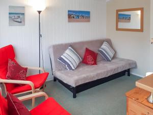ein Wohnzimmer mit einer Couch und zwei Sesseln in der Unterkunft Atlantic Retreat in Padstow