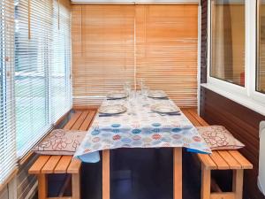 einen Tisch in einer Sauna mit Tischtuch drauf in der Unterkunft Atlantic Retreat in Padstow