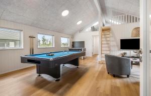 Μια τηλεόραση ή/και κέντρο ψυχαγωγίας στο Pet-Friendly Home In Otterup With Sauna