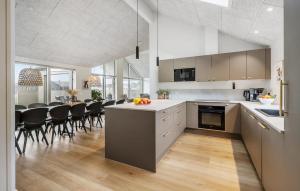 Η κουζίνα ή μικρή κουζίνα στο Pet-Friendly Home In Otterup With Sauna
