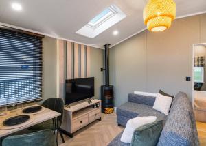 Μια τηλεόραση ή/και κέντρο ψυχαγωγίας στο Snainton Luxury Lodges +29 φωτογραφίες