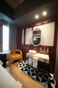 y baño con mesa y espejo. en Tribe Medellín, en Medellín