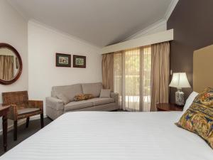 a hotel room with a bed and a couch at Mercure Hunter Valley Gardens in Pokolbin +78 photos