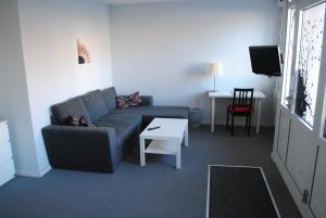 un soggiorno con divano e tavolo di Det Lille Hotel a Rønne