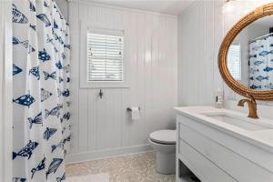 レイクチャールズにあるLakeview Paradiseのトイレと洗面台を備えた白いバスルーム +25枚の写真