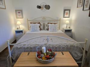 - une chambre avec un lit et un bol de fleurs sur une table dans l'établissement A casa di Isor, à San Vito dei Normanni