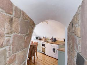 Una cocina o cocineta en Symbister Suite