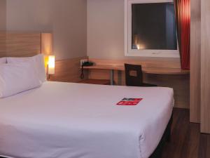 Ένα ή περισσότερα κρεβάτια σε δωμάτιο στο ibis Lima Larco Miraflores