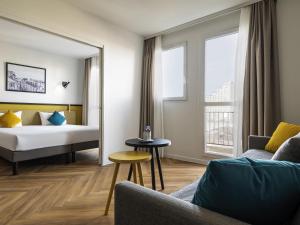 En eller flere senge i et værelse på Aparthotel Adagio Paris Montrouge + 41 billeder