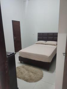 ein Schlafzimmer mit einem großen Bett mit einem braunen Kopfteil in der Unterkunft Hospedaje Zea Feria Fexpocruz in Santa Cruz de la Sierra