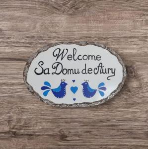 クアルトゥ・サンテーレナにあるSa Domu de Aury - 5 minutes from Poetto Beachの町の運命を歓迎する看板