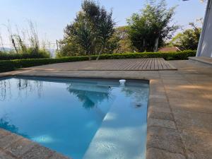 Una piscina con agua azul en un patio. en Thornleigh Homestead, en Pietermaritzburg