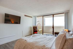 Ένα ή περισσότερα κρεβάτια σε δωμάτιο στο Dtwn Denver Condo with Mtn-View Balcony! +17 φωτογραφίες