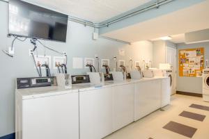 Η κουζίνα ή μικρή κουζίνα στο Dtwn Denver Condo with Mtn-View Balcony!