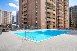 Πισίνα στο ή κοντά στο Dtwn Denver Condo with Mtn-View Balcony!