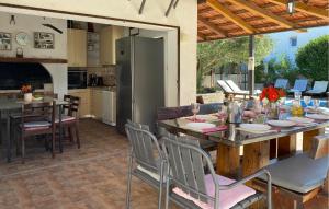 Kuchyň nebo kuchyňský kout v ubytování Cozy Home In Okrug Gornji With Sauna