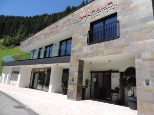 budynek z frontowym wejściem do budynku w obiekcie Aparthotel Adrenalin w mieście Kappl