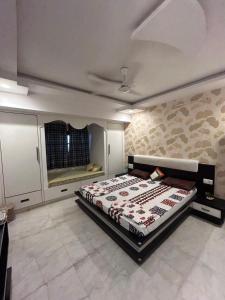 ウダイプールにあるCozy Home near Fateh Sagar!の部屋にベッドがある寝室