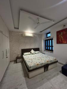 ウダイプールにあるCozy Home near Fateh Sagar!の部屋の中に大きなベッドがある寝室