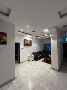 ウダイプールにあるCozy Home near Fateh Sagar!のソファとテーブルのあるリビングルーム