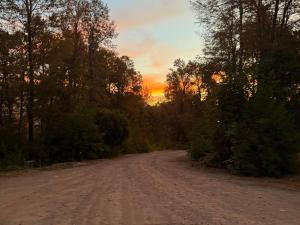 Východ nebo západ slunce při pohledu z prázdninového domu nebo okolí