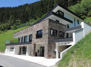 dom na zboczu wzgórza w obiekcie Aparthotel Adrenalin w mieście Kappl