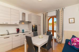 a kitchen and dining room with a table and chairs at La Casa in Gallura in Calangianus