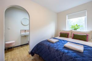 Postel nebo postele na pokoji v ubytování Luxe Life Quirky 2Bed Stay