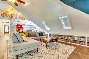 Χώρος καθιστικού στο Walk to Main St Eclectic Gem in Little Rock