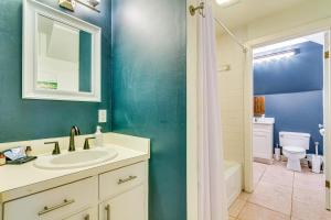 Ένα μπάνιο στο Walk to Main St Eclectic Gem in Little Rock +21 φωτογραφίες
