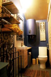 a bathroom with a toilet and a sink at Domek Wróżki - Sanktuarium Laparica w Puszczy Białej 