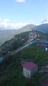 Nespecifikovaný výhled na hory nebo výhled na hory při pohledu z rezortu