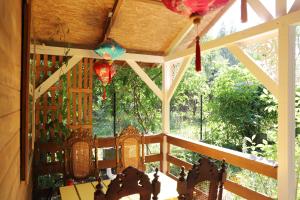 a screened in porch with chairs and a window at Domek Wróżki - Sanktuarium Laparica w Puszczy Białej 