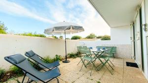 Μπαλκόνι ή βεράντα στο Appartement dans résidence avec piscine