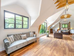 a living room with a couch and a table at Foxton Barn - Uk47297 in Harrietsham
