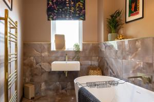 Koupelna v ubytování Luxe Life Quirky 2Bed Stay + 23 fotografií