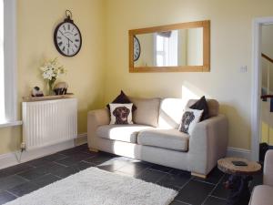 ケズウィックにあるLake Road Heightsのソファと鏡のあるリビングルーム +8枚の写真
