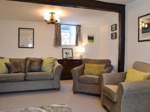 Posezení v ubytování Riverside Cottage